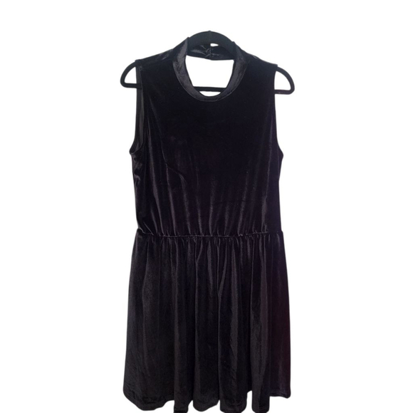 POL Dresses & Skirts - POL Crushed Velvet Black Dress Size Medium, New